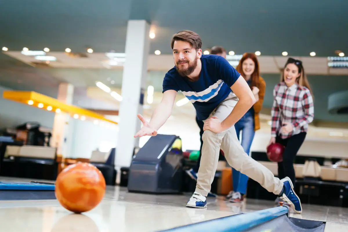 How Many Players Can Use a Bowling Lane at Once?