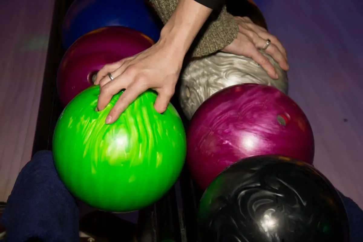 How to Grip a Bowling Ball: Fingertip and Conventional Grips 