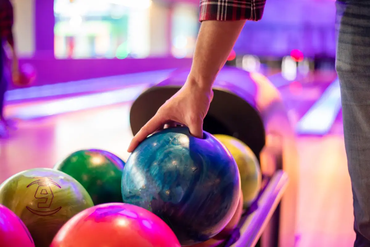 How to Grip a Bowling Ball Fingertip and Conventional Grips 