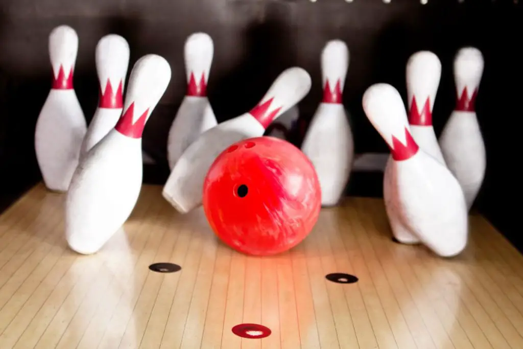 the-difference-between-a-strike-and-spare-in-bowling