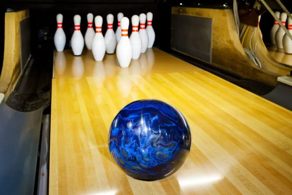 the-difference-between-a-strike-and-spare-in-bowling